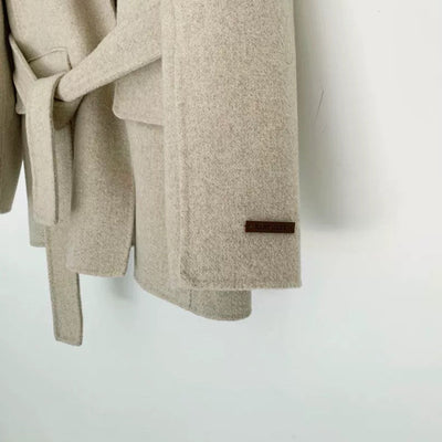 Kurzer Mae Mantel