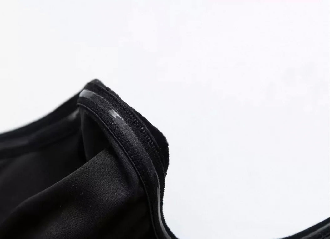 Elegantes Kurzkleid mit weißem Ende