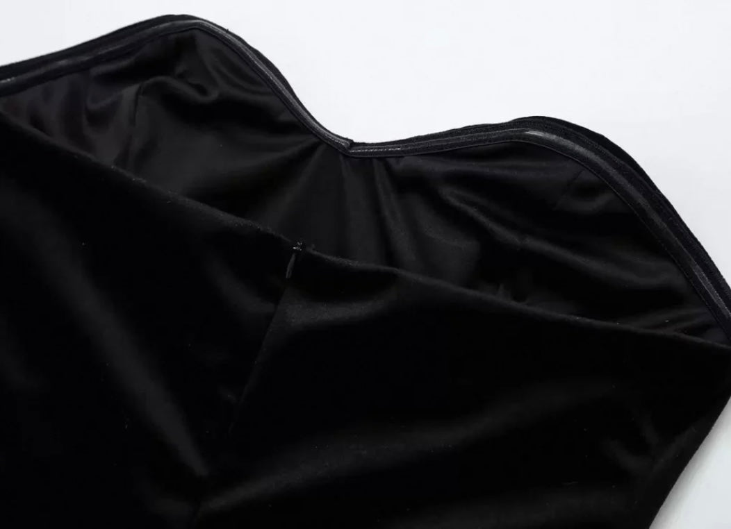 Elegantes Kurzkleid mit weißem Ende